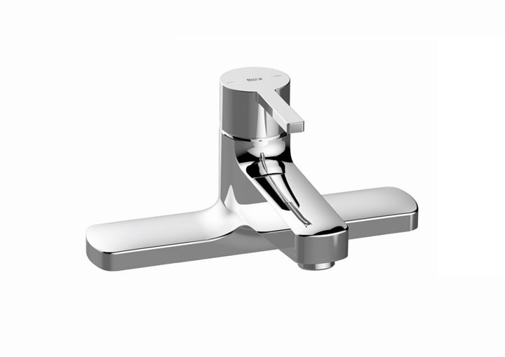 Deck-mounted bath filler